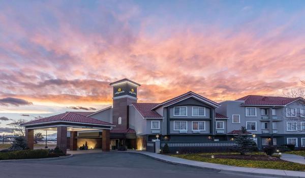 ola-travel-hotel-Days Inn & Suites by Wyndham Englewood Denver Tech Center