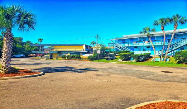ola-travel-hotel-River Marina Waterfront Tiki Bar & Resort