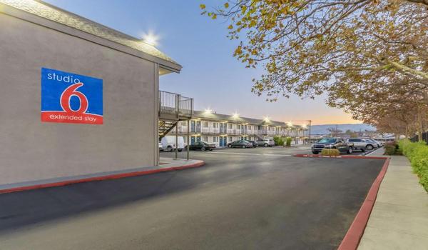 ola-travel-hotel-Motel 6 Hayward, CA