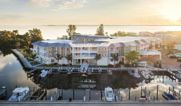 ola-travel-hotel-Waterline Marina Resort & Beach Club