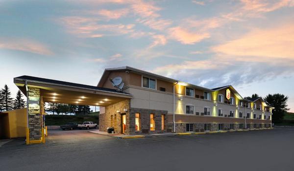ola-travel-hotel-Super 8 by Wyndham Minot