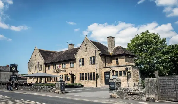 ola-travel-hotel-The Riverside Inn